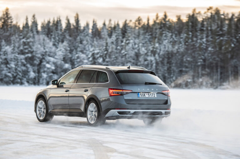 Die Reifentester haben den ersten Winterreifentest der Saison veröffentlicht – 215/55 R17