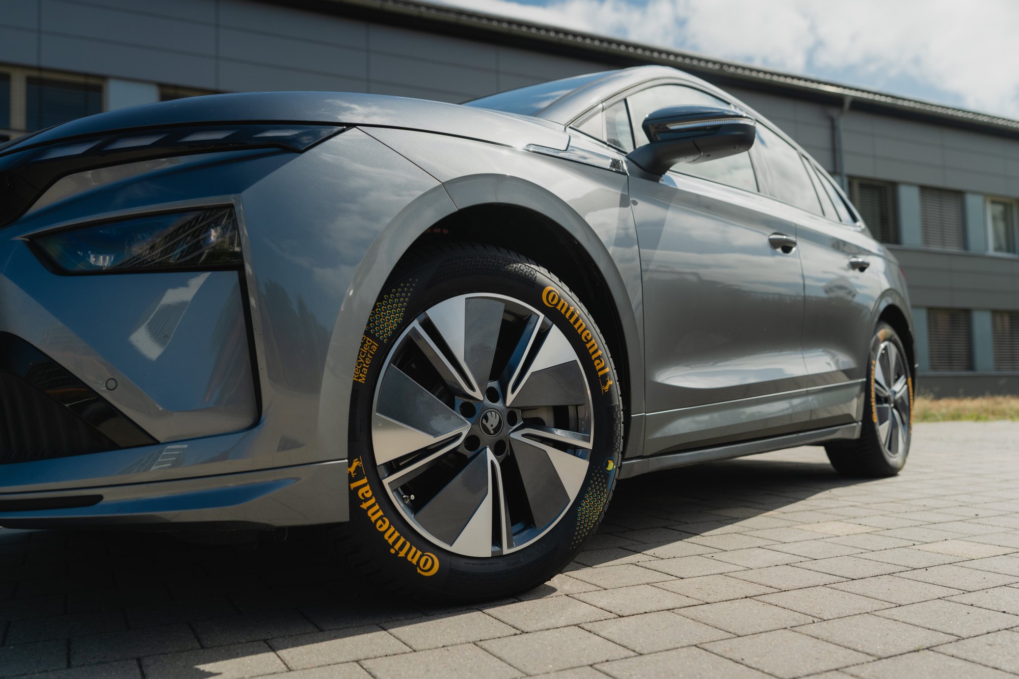 Electric vehicle fitted with Continental ZEvRA concept tyres